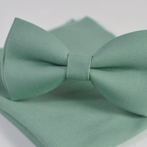 Dusty Sage Green Baumwollfliege Fliege + passende Tasche Quadratisches Hanky Taschentuch Hochzeit für Männer / Jugend / Jungen Kinder / Baby Kleinkind