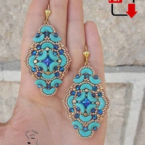 Könnte beinhalten: Ein Paar türkisfarbene und goldene Perlenohrringe mit geometrischem Design. Die Ohrringe sind aus kleinen Perlen gefertigt und haben eine Tropfenform.