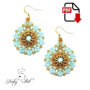 Può includere: Un paio di orecchini con perline dorate e blu chiaro con un design a fiore. Gli orecchini sono realizzati con perline di rocaille e hanno un gancio dorato.