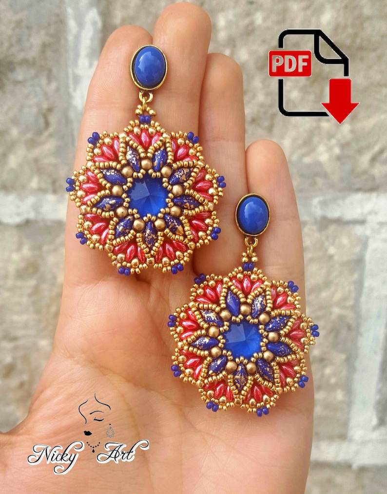 K&ouml;nnte beinhalten: Handgefertigte Perlenohrringe mit floralem Design. Die Ohrringe haben einen zentralen blauen Stein, umgeben von roten, goldenen und blauen Perlen. Die Ohrringe werden in einer Hand gehalten. Das Bild enth&auml;lt auch den Text "Nicky Art" und ein PDF-Download-Symbol.