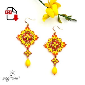 Może przedstawiać: Para żółtych i pomarańczowych koralikowych kolczyków z łezką na dole. Kolczyki mają kształt kwadratu z kwiatowym wzorem w środku. Kolczyki wiszą na złotych haczykach.