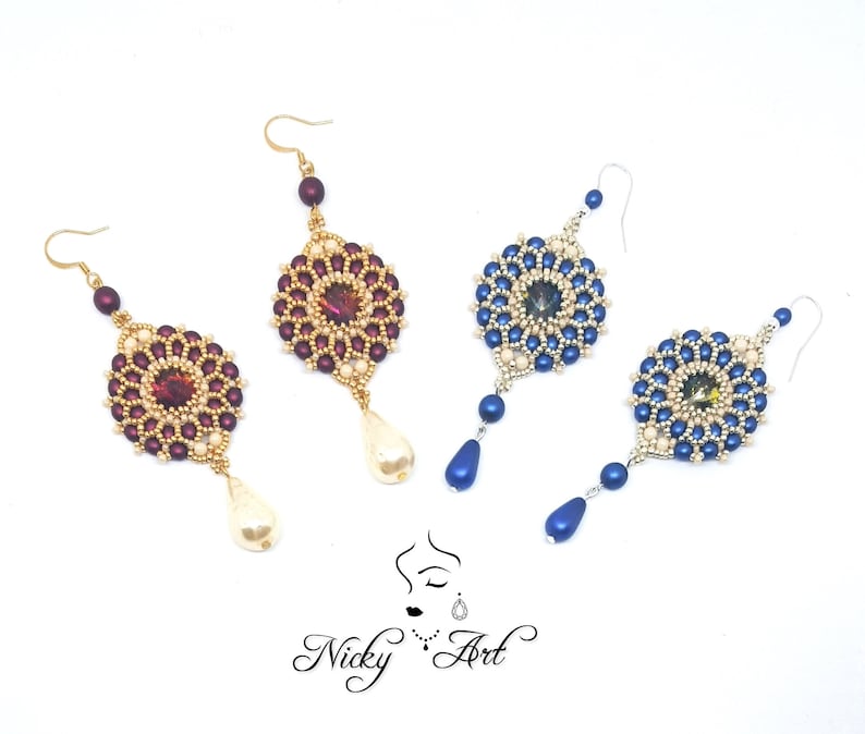 Peut inclure: Trois paires de boucles d'oreilles pendantes avec des attaches en m&eacute;tal dor&eacute; et un pendentif en forme de larme de perle. Les boucles d'oreilles pr&eacute;sentent un motif rond perl&eacute; avec un cristal central. Les perles sont dans des tons de bordeaux, bleu et cr&egrave;me.