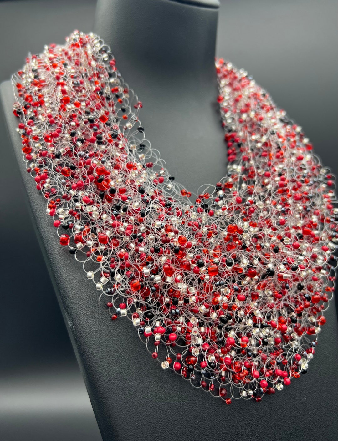 Collier rouge de perles de rocaille flottantes dans l'air - Etsy France