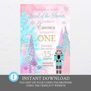 Peut inclure: Une invitation imprimable pour une fête de premier anniversaire sur le thème du Casse-Noisette. L'invitation présente un fond rose et bleu avec une poupée Casse-Noisette, des cannes en sucre et des sapins de Noël. Le texte sur l'invitation se lit comme suit : "Veuillez nous rejoindre au Pays des Douceurs pour célébrer Emerson qui a un an. Samedi 15 décembre 14h00 1234 Anywhere Anywhere USA".