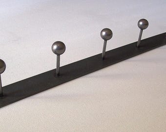 Ręcznie wykonany wieszak ścienny z płaskiej stali – Minimalistyczny wieszak ścienny – Industrialny wieszak na ubrania do przedpokoju – 60 cm