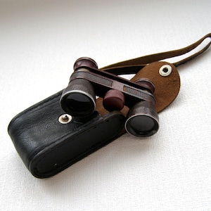 Occhiali da opera bordeaux. Binocolo bordeaux. Opera sovietica. Binocolo. Piccola custodia in pelle. Accessori vintage.