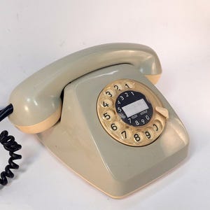 Sovjet-telefoon. Bureautelefoon. roterende telefoon. Schijf telefoon. Vintage telefoon Sovjet-Unie. Beige telefoon. Telefoon. Kerstcadeau. Cadeau idee