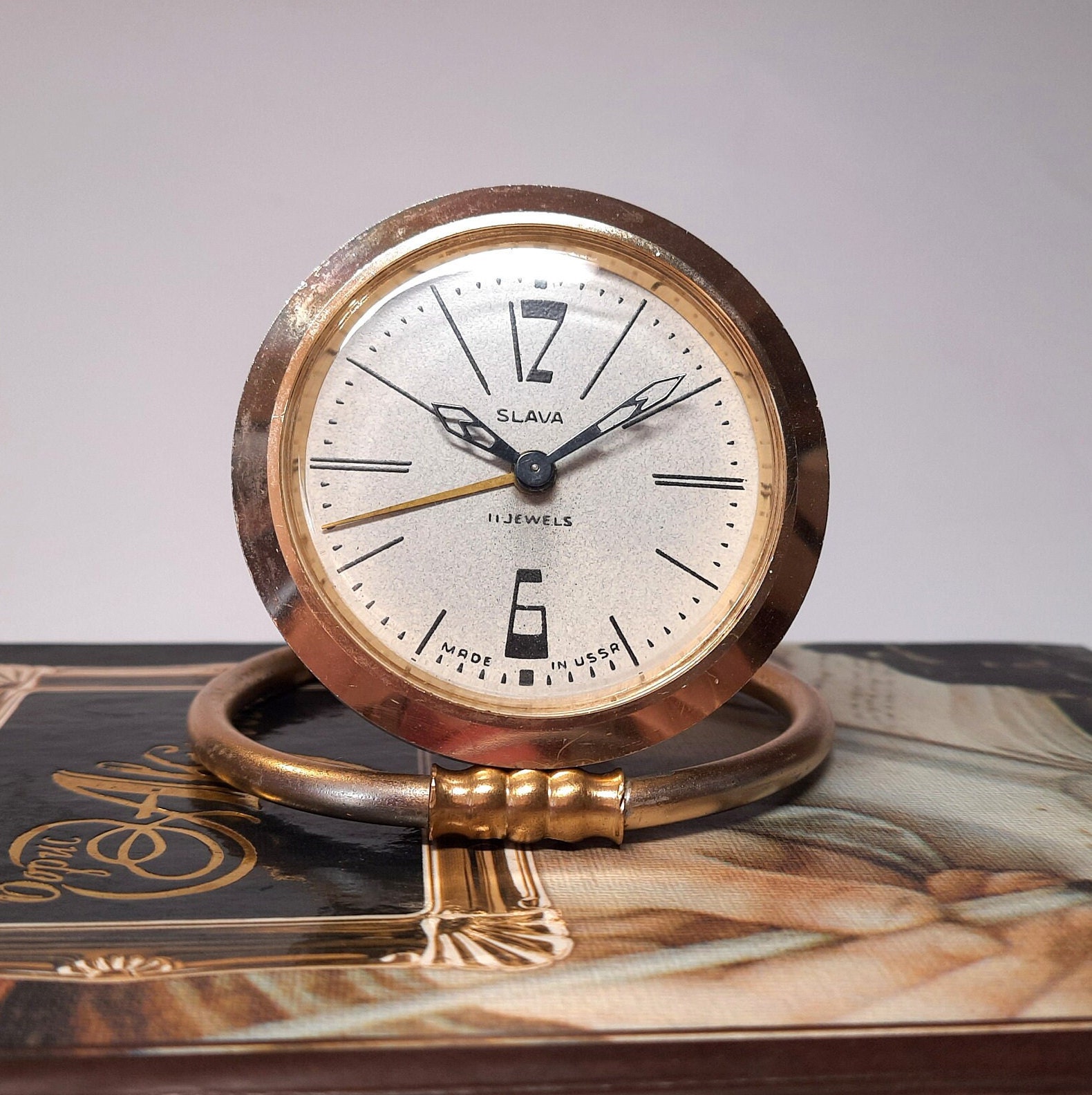 ソビエトの目覚まし時計。ソ連の卓上時計。ヴィンテージ時計 SLAVA
