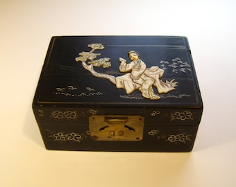 Wooden box. Wooden casket. Gewellery box. Painted box