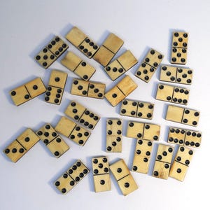Dominó de la década de 1930. Hecho de hueso y madera. Juego de mesa. Dominó vintage. Dominó antiguo. Juego antiguo. Juego clásico. Juego vintage. Juego de mesa.