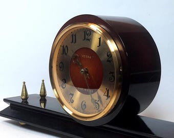 1960 年代のソ連のビンテージ マントル クロック。木製の卓上時計