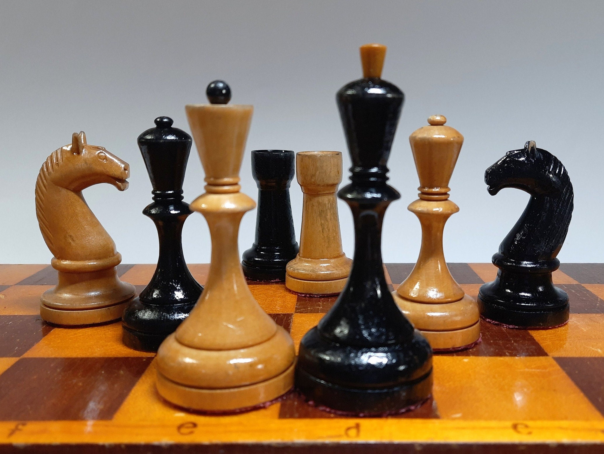 THE REPRODUCTION OF 1960 MIKHAIL TAL CHESS SET CRIMSON BOXWOOD & EBONIZED  4.125 KING WITH 2 SQUARE CHESS BOARD