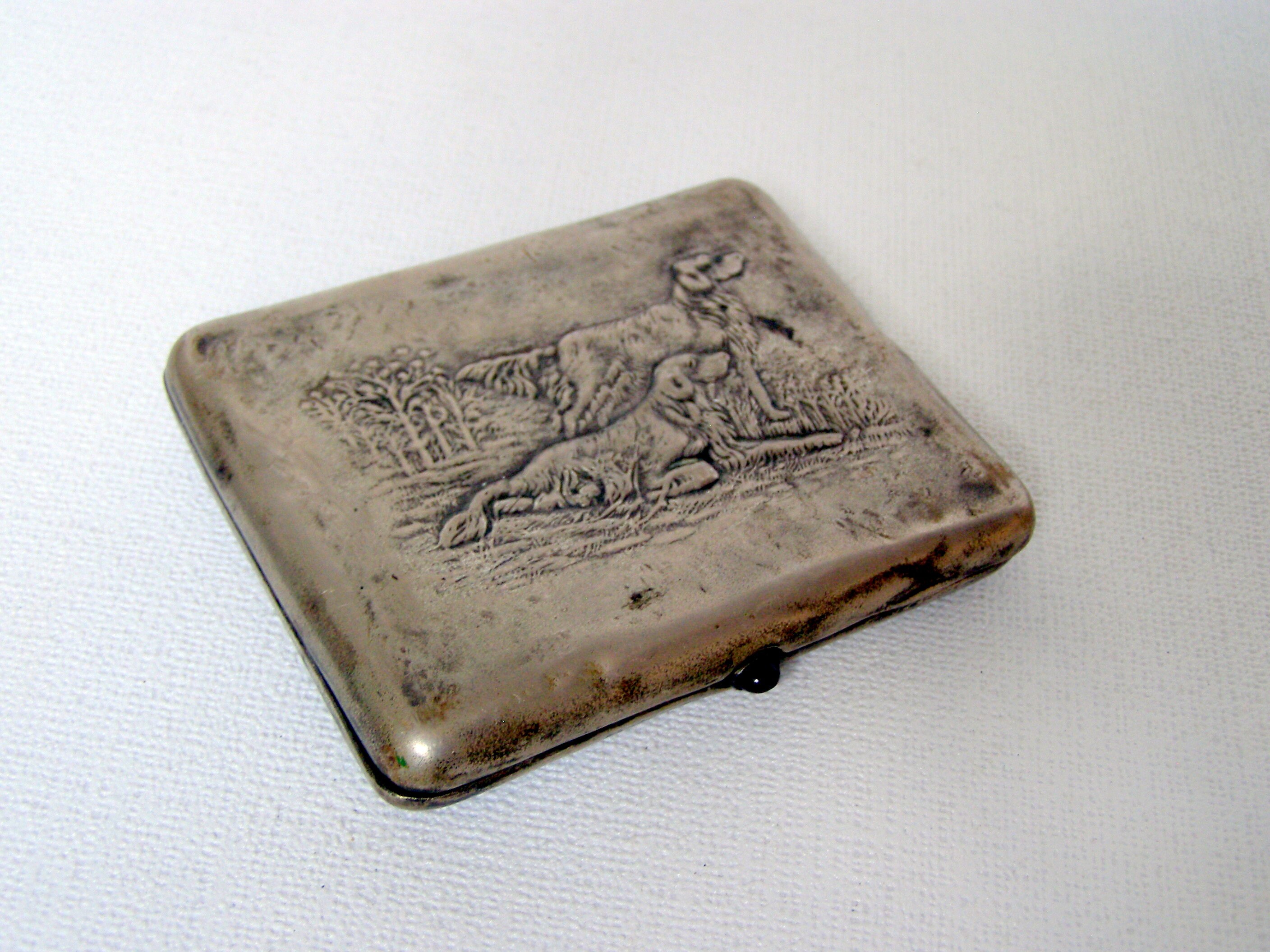 Chasse. Étui à cigarettes en laiton vintage soviétique. Étui à cigarettes vintage . Étui à cigarettes en métal . Tabatière. Titulaire de la carte.