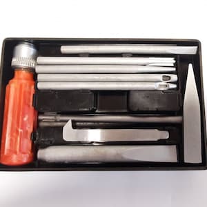 Mini-Zimmermannsbausatz. Schraubenzieher set. Satz Haushaltswerkzeuge. Reparatur. Lederwaren. Universeller Werkzeugsatz.