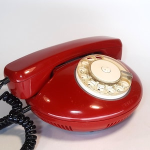Sovjet-telefoon. Bureautelefoon. Draaischijftelefoon. Schijftelefoon. Vintage telefoon uit de USSR. Rode telefoon. Telefoon. Tsjechoslowakije telefoon. Kerstcadeau. Cadeau-idee