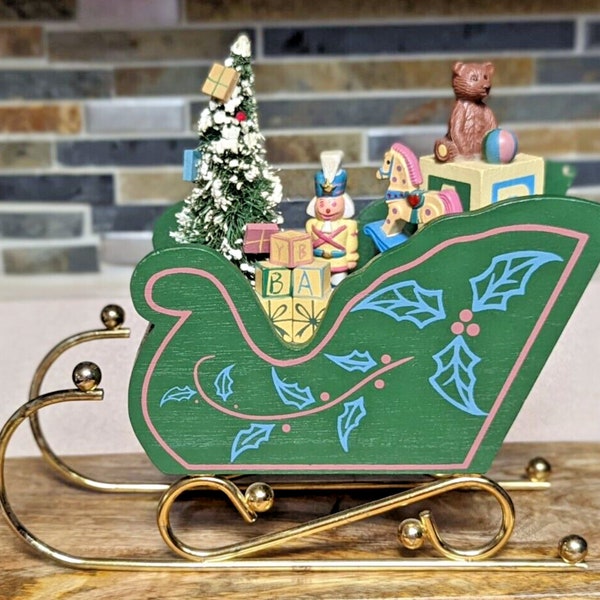 Enesco Weihnachtsschlitten Spieluhr mit Flaschenbürste Baum