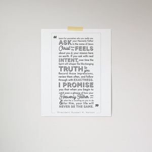 Puede incluir: Una cita inspiradora en blanco y negro del presidente Russell M. Nelson. La cita dice: "Aprendan por ustedes mismos quiénes son realmente. PREGÚNTENLE a su Padre Celestial en el nombre de Jesucristo cómo Él SE SIENTE con respecto a ustedes y cuál es su misión aquí en la tierra. Si preguntan con INTENCIÓN real, con el tiempo, el Espíritu les susurrará la verdad que cambia la vida. REGISTREN esas impresiones, revísenlas a menudo y síganlas con EXACTITUD. LES PROMETO que cuando comiencen a vislumbrar cómo su Padre Celestial los ve, lo que Él espera de ustedes y para Él, su vida NUNCA VOLVERÁ A SER LA MISMA."