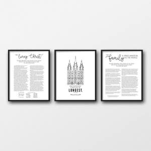 Puede incluir: Tres impresiones enmarcadas en blanco y negro con texto religioso. La primera impresión presenta el texto "El Cristo Viviente" y una lista de la Primera Presidencia y el Consejo de los Doce Apóstoles de La Iglesia de Jesucristo de los Santos de los Últimos Días. La segunda impresión presenta una ilustración en blanco y negro del Templo de Salt Lake con el texto "Lo que más importa es lo que dura más tiempo." La tercera impresión presenta el texto "La Familia: Una Proclamación para el Mundo" y una lista de la Primera Presidencia y el Consejo de los Doce Apóstoles de La Iglesia de Jesucristo de los Santos de los Últimos Días.