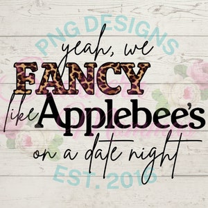 Puede incluir: Un diseño gráfico con el texto "PNG Designs" en fuente azul claro, "yeah, we FANCY like Applebee's on a date night EST. 2015" en fuente negra, y "FANCY" en fuente de estampado de leopardo.