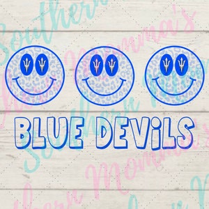 Puede incluir: Tres caras sonrientes azules con un fondo de estampado de leopardo y ojos azules en forma de tridente. El texto "BLUE DEVILS" está debajo de las caras sonrientes.