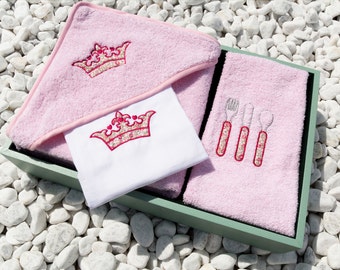 Coffret naissance: ensemble bavoir, cape de bain et doudou personnalisables.