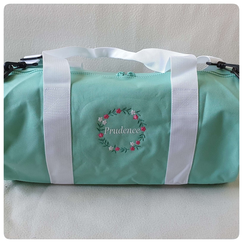 Sac polochon brodé et personnalisé Vert clair et blanc