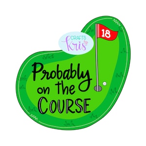 Könnte beinhalten: Grünes Golfplatz-Design mit dem Text "Probably on the COURSE" und einer Golf-Flagge mit der Nummer 18.