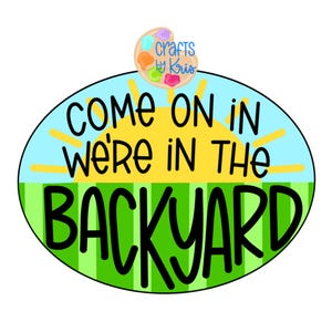 Op de afbeelding: Ovaalvormig bord met de tekst "COME ON IN we're IN THE BACKYARD" in het zwart. De achtergrond heeft een gele zon, blauwe lucht en groen gras. Een klein verfpalet met de tekst "crafts by Kris" staat bovenaan.