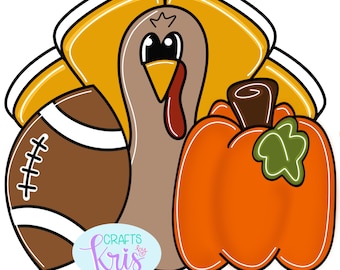 Puede incluir: Un pavo de dibujos animados con una pelota de fútbol y una calabaza. El pavo es marrón con una papada roja y un pico amarillo. La pelota de fútbol es marrón y blanca. La calabaza es naranja con un tallo verde. El fondo es blanco. El texto "CRAFTS by Kris" está en la esquina inferior izquierda.