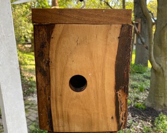 Cabane à oiseaux bleue fabriquée à la main en bois