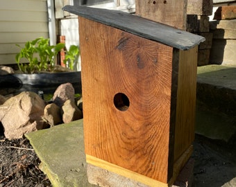 Cabane à oiseaux bleue fabriquée à la main en bois