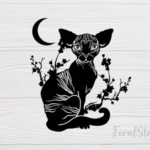 Pu&ograve; includere: Silhouette in bianco e nero di un gatto sphinx seduto con la coda avvolta intorno alle zampe. Il gatto &egrave; circondato da una luna crescente e un ramo di ciliegio in fiore.