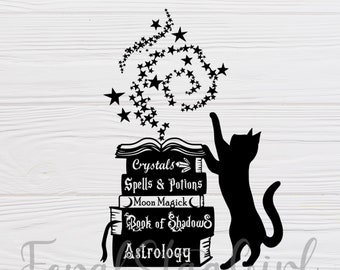 Op de afbeelding: Zwarte silhouet van een kat die reikt naar een stapel boeken met titels als "Kristallen", "Spreuken & Drankjes", "Maanmagie", "Boek der Schaduwen" en "Astrologie". Een werveling van sterren stijgt op vanuit de bovenkant van de boeken.