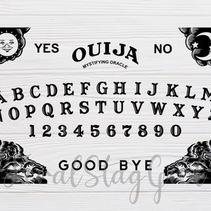 Puede incluir: Un tablero de Ouija de madera con letras y gráficos negros. El tablero presenta el alfabeto, números y las palabras "YES", "NO", "GOOD BYE" y "OUIJA MYSTIFYING ORACLE". Los diseños decorativos de las esquinas incluyen un sol, una luna y figuras.