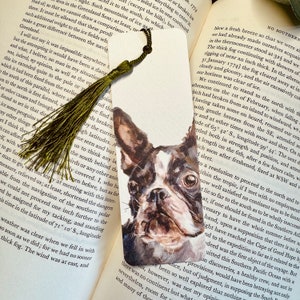 A bookmark showcasing a design from one of Alex's original paintings, featuring a Boston Terrier design. Printed on fine Italian card, it comes with an army green coloured tassel color, packaged in a glassine bag, and finished with a stylish branded sticker.