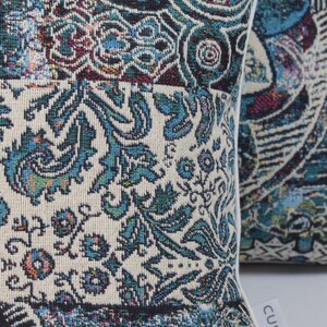 Puede incluir: Dos almohadas decorativas con un patr&oacute;n paisley azul y blanco. Las almohadas tienen un borde blanco y el texto "Cuscino" est&aacute; impreso en el lateral.