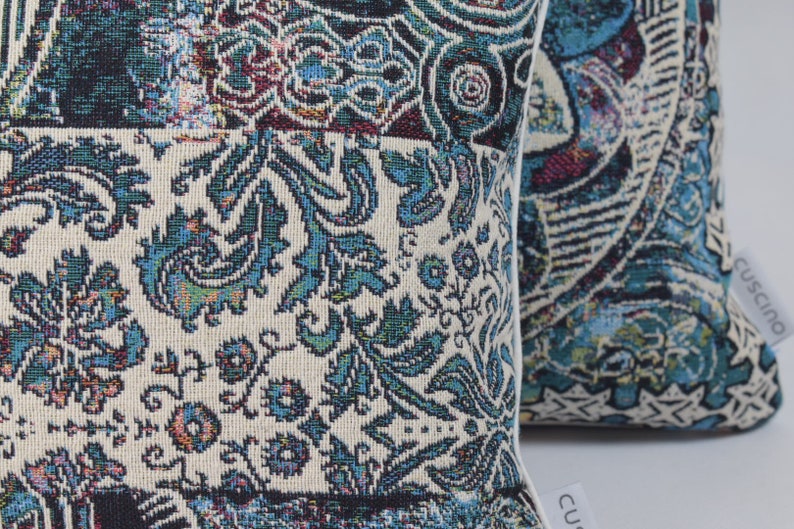 Puede incluir: Dos almohadas decorativas con un patr&oacute;n paisley azul y blanco. Las almohadas tienen un borde blanco y el texto "Cuscino" est&aacute; impreso en el lateral.