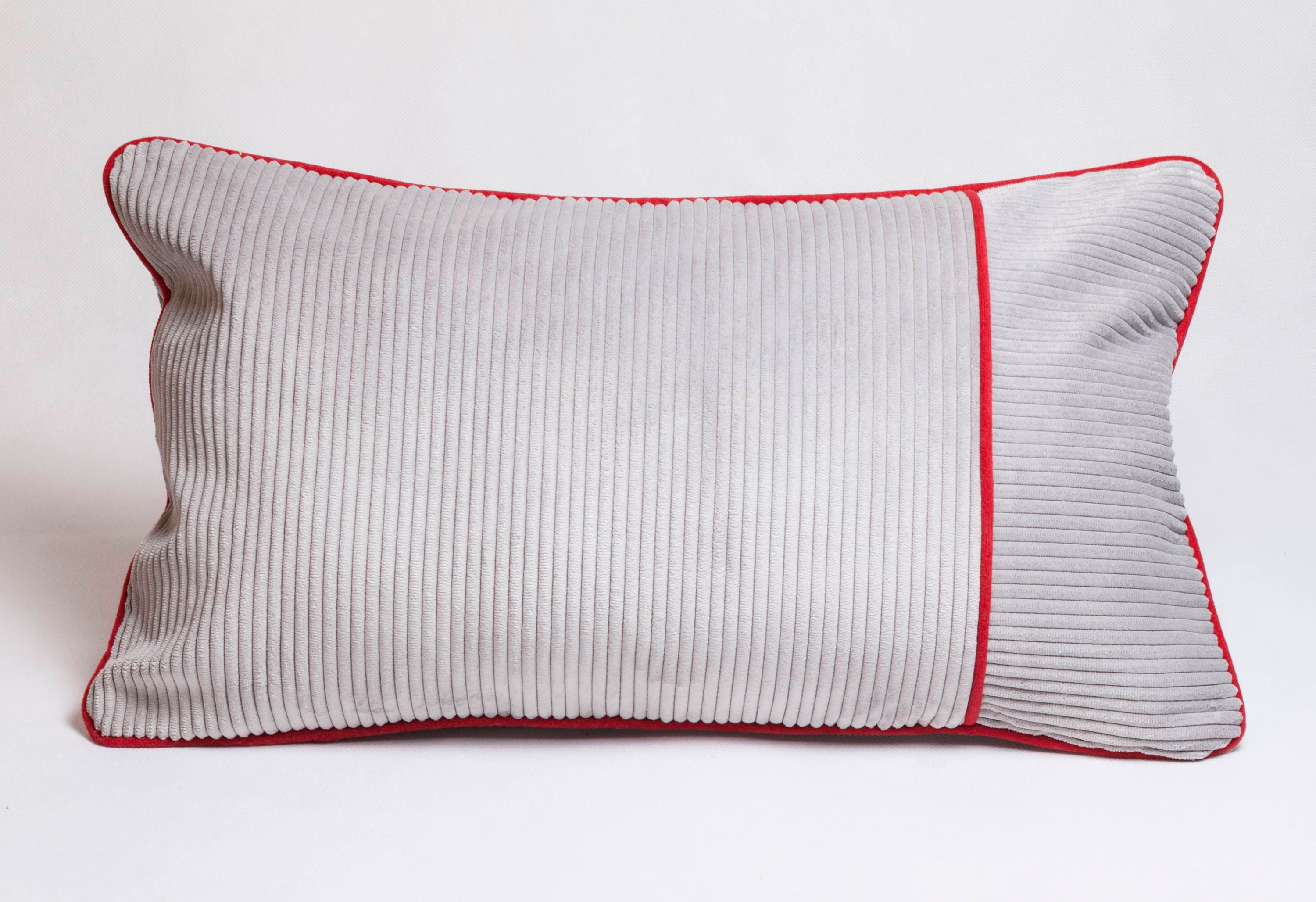 Taie d'oreiller Grise Originale, Velours Côtelé Doux, Oreiller Gris de Jet, avec La Tuyauterie Rouge