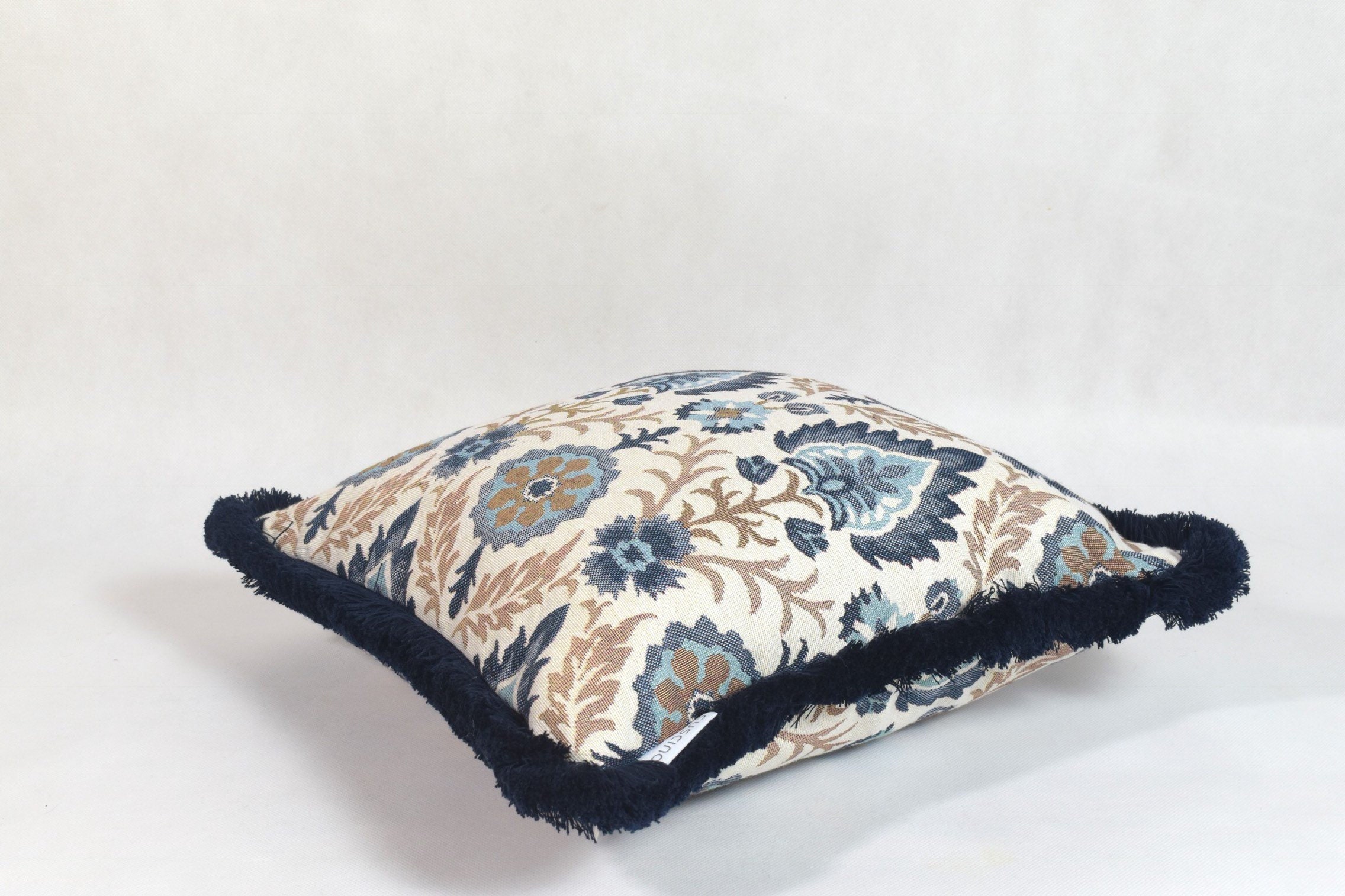 Oreiller Boho Beige-Bleu avec Franges Bleu Marine Tout Autour, Décor à La Maison de Style Éclectique