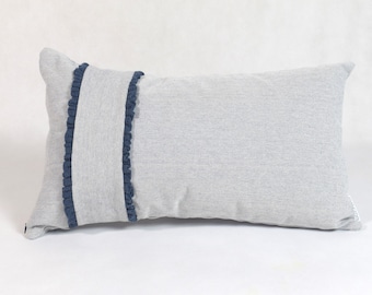 Almohada decorativa con una textura interesante en azul claro con volantes decorativos con lino azul marino, almohada de tiro azul claro,