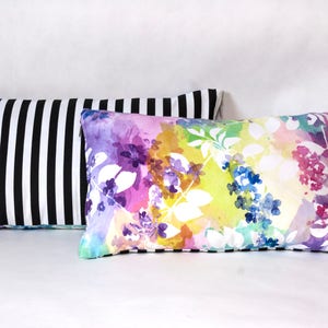 Capa de almofada com flores coloridas e listras pretas e brancas, fronha com padrão floral, almofada colorida, almofada decorativa com flores