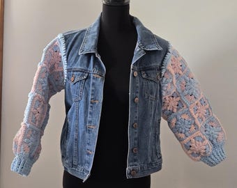 Chaqueta vaquera reciclada para niñas.