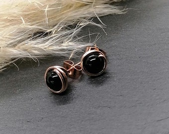 Orecchini a bottone in onice riempito in oro rosa • orecchini a bottone con pietre preziose piccoli • orecchini a bottone con perle nere • regalo per lei