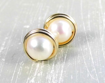 Pendientes de perlas blancas • alambre relleno de oro de 14k • perlas de concha de 6 mm • pendientes de perlas hechos a mano • joyería nupcial • regalo para ella