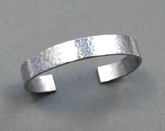 Brazalete • Brazalete de plata • aluminio martillado • 1 cm de ancho • personalizable • hecho a mano • unisex •