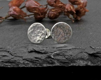 Pendientes de botón de plata u oro de 8 mm martillados en plata de ley 925 o latón con pasador de plata 925