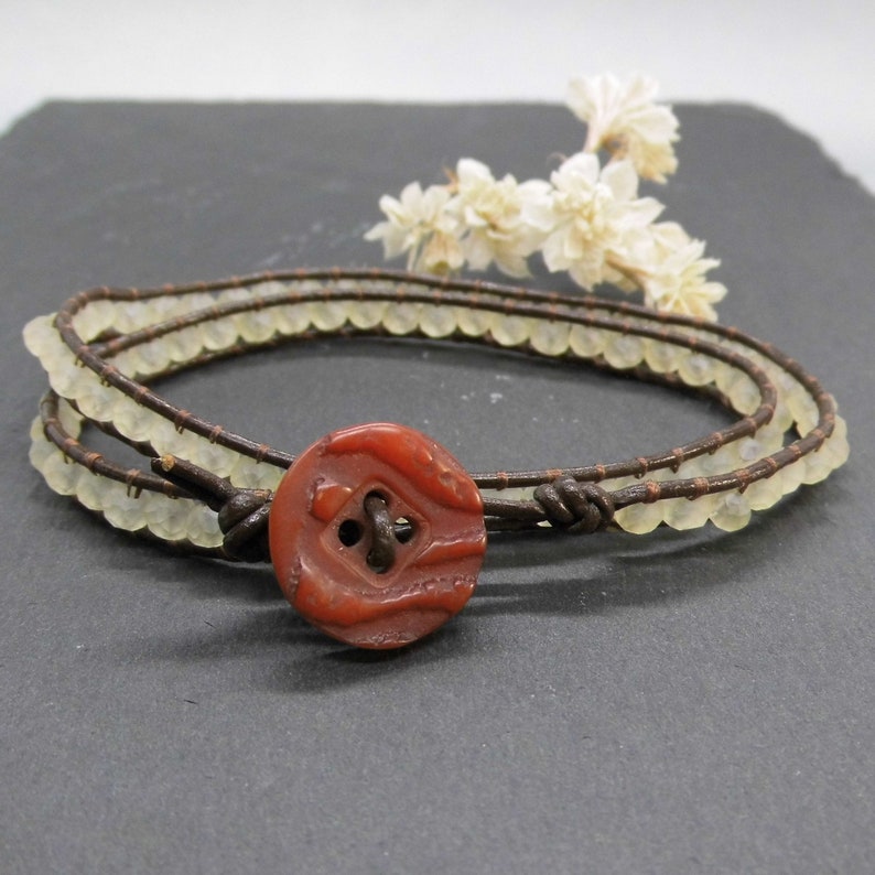 Leder-Wickelarmband mit facettierten Perlen braun-beige brauner Knopfverschluss Leder wrap Armband braun-sandfarben Länge: 34,5cm Bild 2