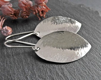 Boucles d'oreilles feuilles d'argent martelées, crochets d'oreilles argent 935, boucles d'oreilles en argent, cadeau pour elle, boucles d'oreilles en argent feuilles, boucles d'oreilles martelées