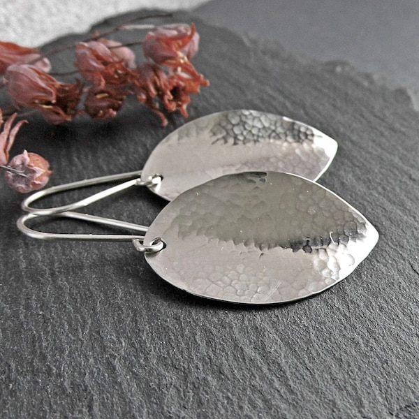 Ohrhänger silber Blätter gehämmert, Ohrhaken 935 Silber, silberner Ohrschmuck, Geschenk für Sie, silver earrings leaves, hammered earrings