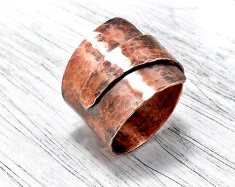 Anillo de banda de cobre llamativo anillo de cobre oxidado asimétricamente hecho a mano